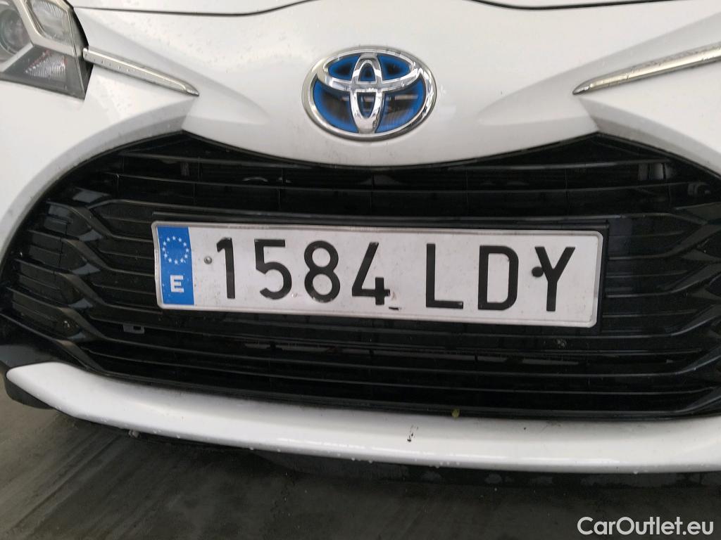  Toyota  Yaris TOYOTA  / 2017 / 5P / berlina con portón 1.5 100H Active #24