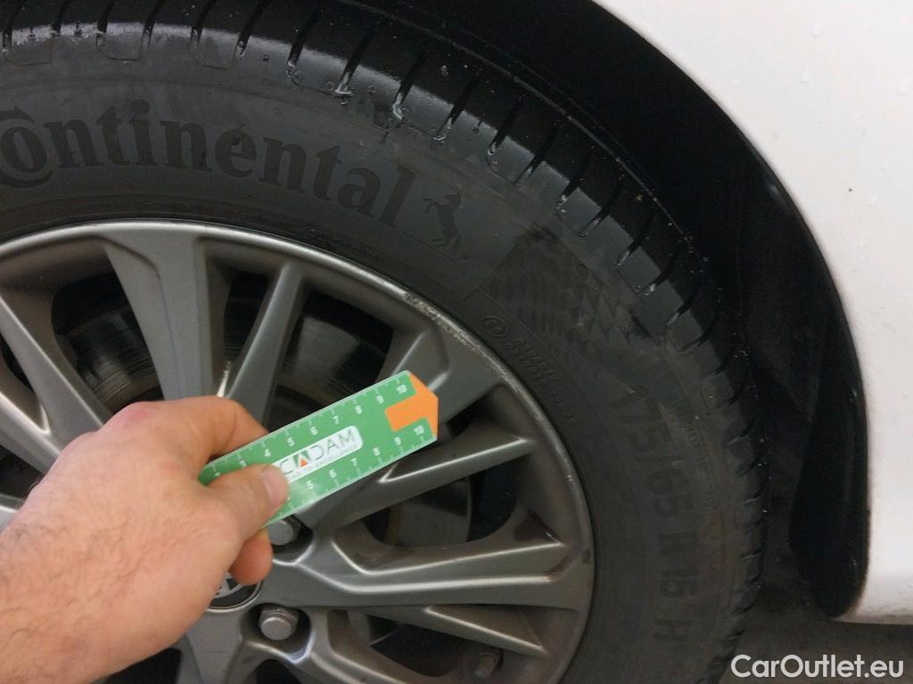  Toyota  Yaris TOYOTA  / 2017 / 5P / berlina con portón 1.5 100H Active #11