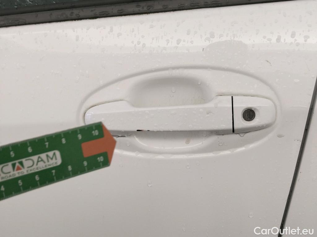  Toyota  Yaris TOYOTA  / 2017 / 5P / berlina con portón 1.5 100H Active #33