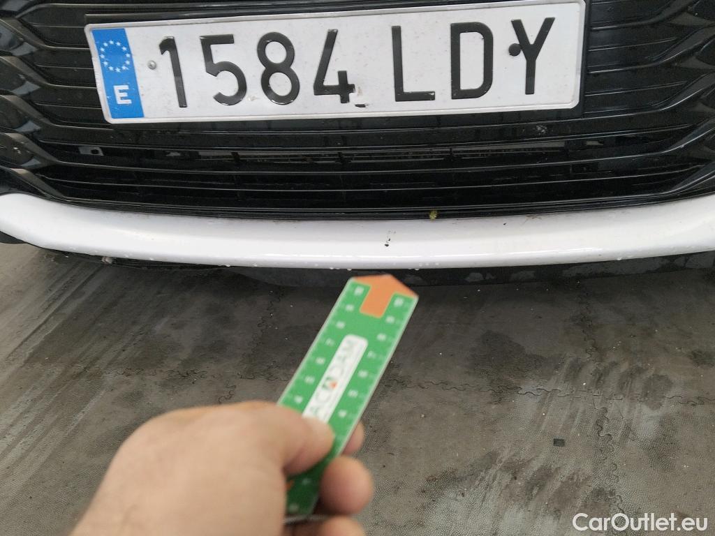  Toyota  Yaris TOYOTA  / 2017 / 5P / berlina con portón 1.5 100H Active #29