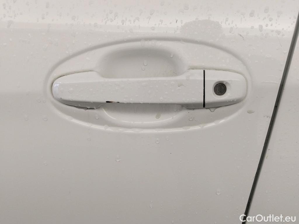  Toyota  Yaris TOYOTA  / 2017 / 5P / berlina con portón 1.5 100H Active #32