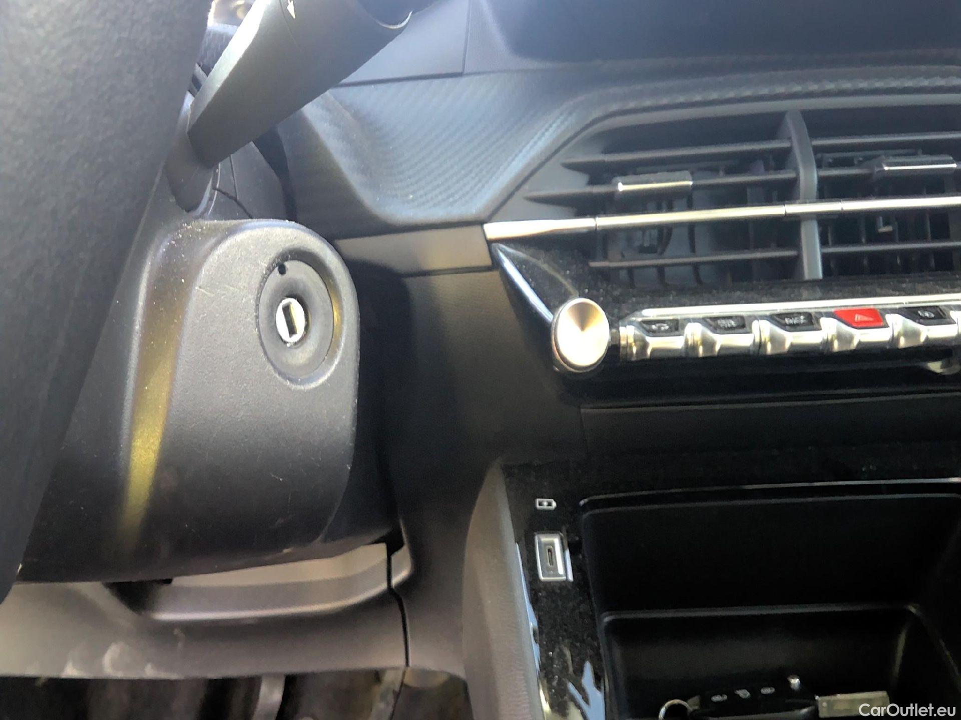  Peugeot  2008 PEUGEOT  / 2019 / 5P / todoterreno Active BlueHDI 81kW (110CV) #1