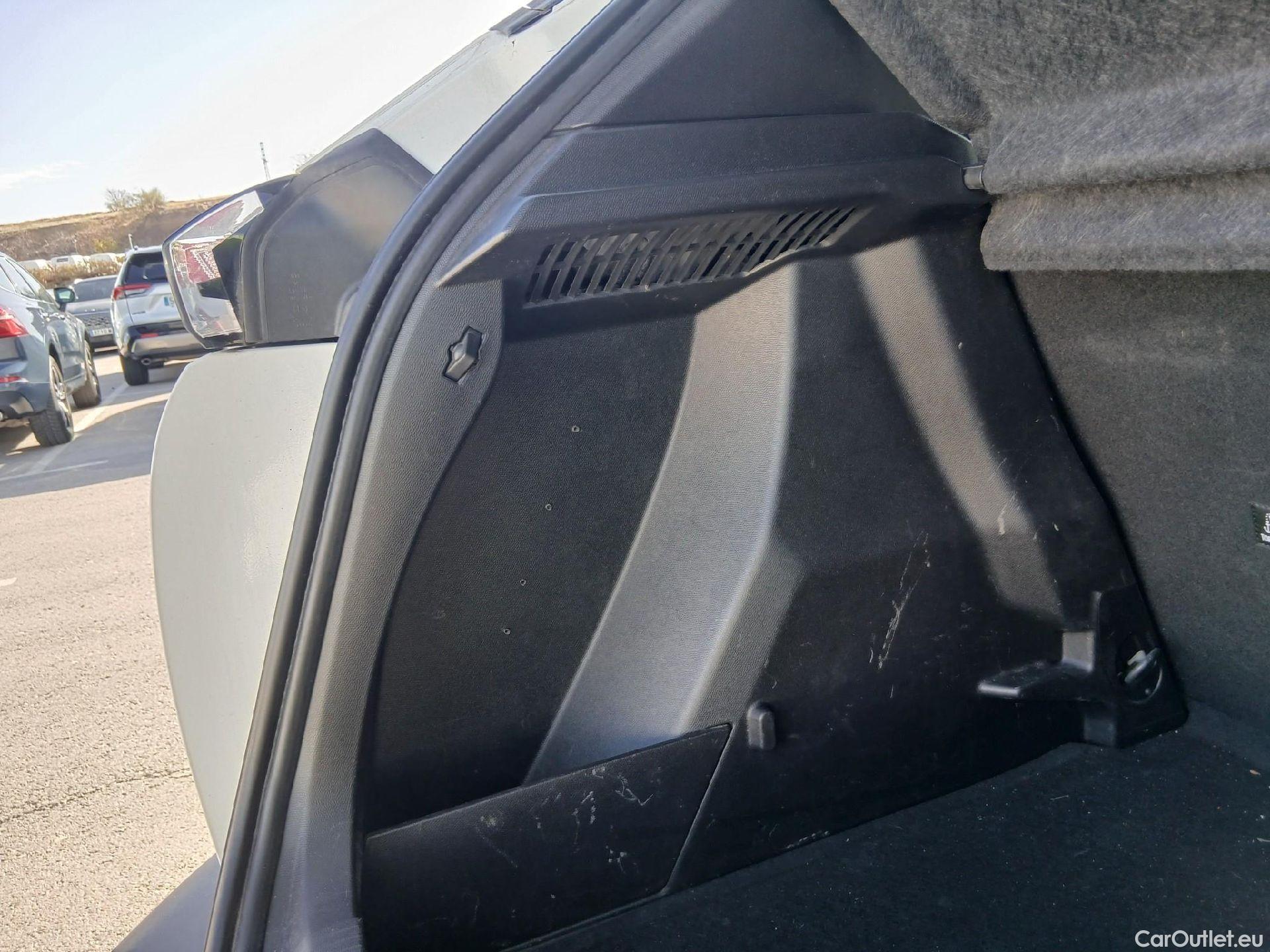  Peugeot  2008 PEUGEOT  / 2019 / 5P / todoterreno Active BlueHDI 81kW (110CV) #28