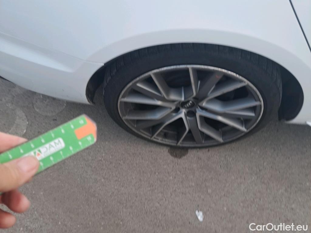  Audi  A4 AUDI  / 2019 / 5P / familiar Avant Black line 40 TDI 140kW quat S tro #16