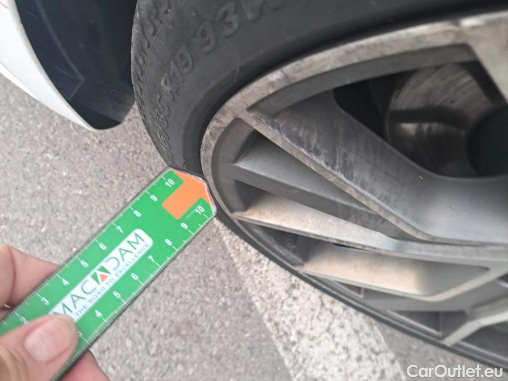  Audi  A4 AUDI  / 2019 / 5P / familiar Avant Black line 40 TDI 140kW quat S tro #19