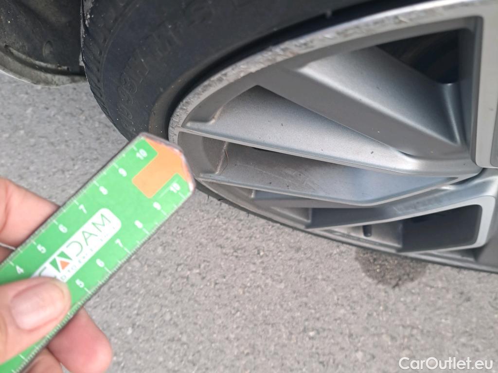  Audi  A4 AUDI  / 2019 / 5P / familiar Avant Black line 40 TDI 140kW quat S tro #17