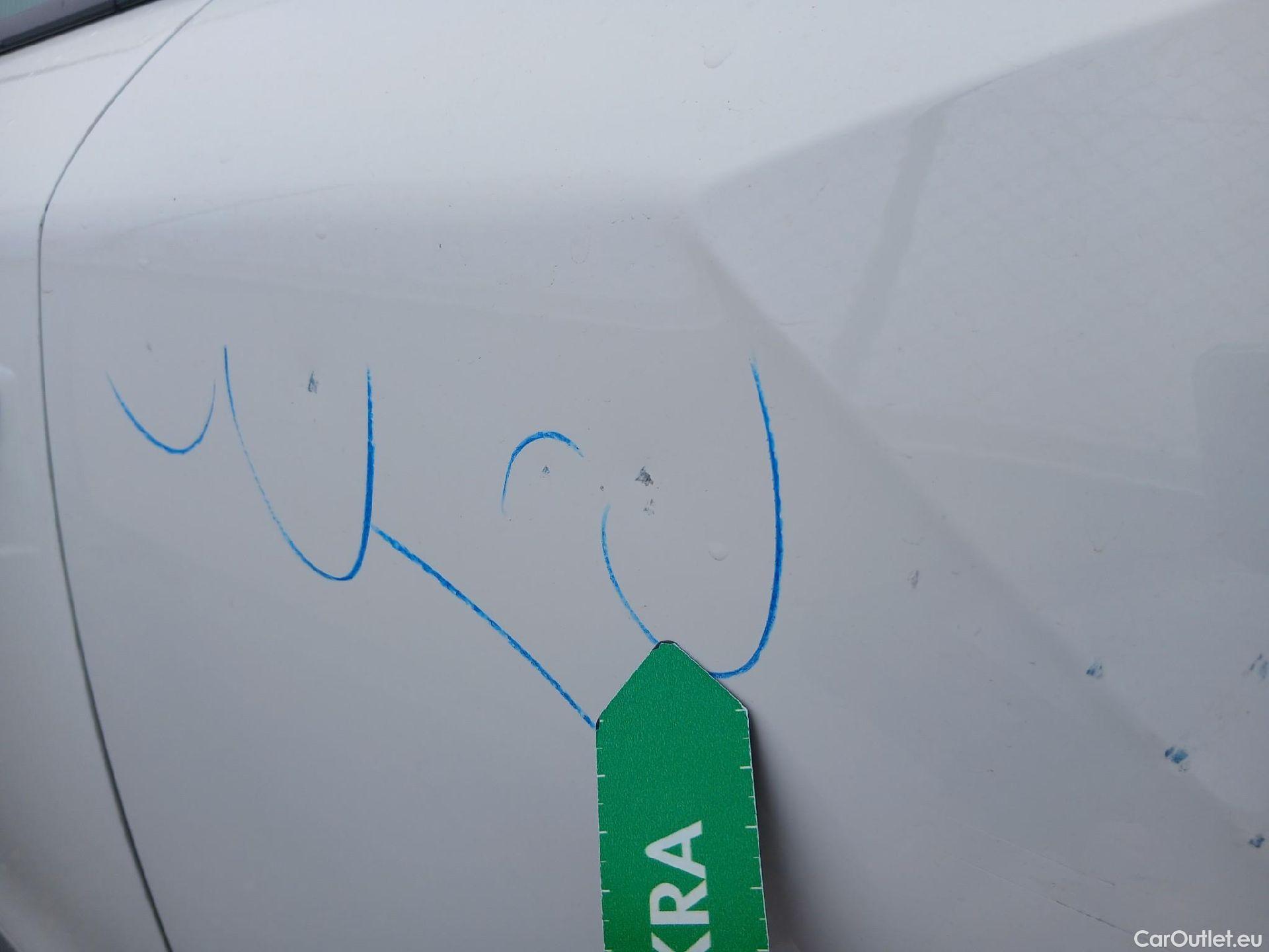  Peugeot  2008 PEUGEOT  / 2019 / 5P / todoterreno Allure Pack Puretech 130 S&S EAT8 (AC) #17