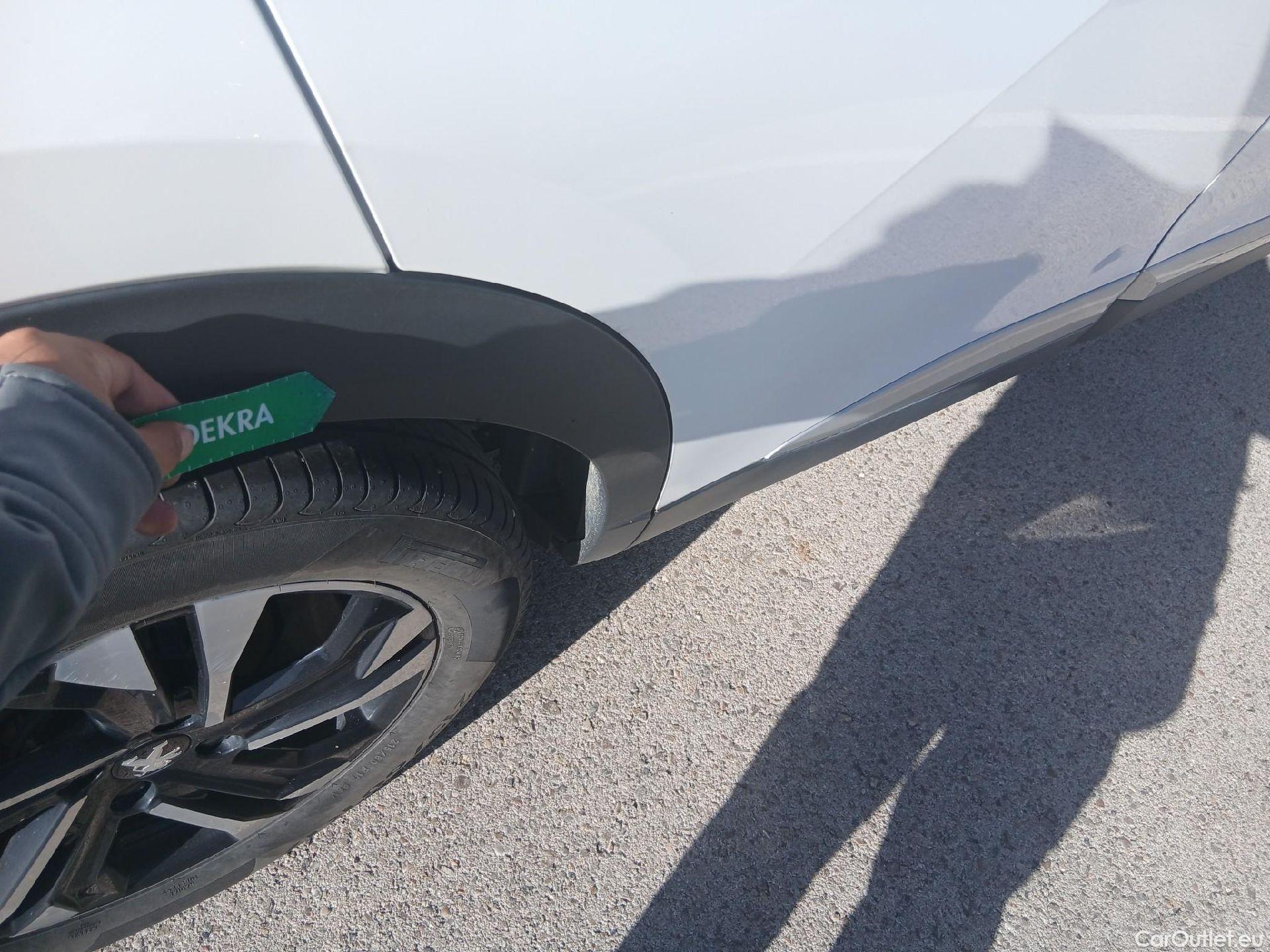  Peugeot  2008 PEUGEOT  / 2019 / 5P / todoterreno Allure Pack BlueHDI 81kW (110CV) (AC) #29