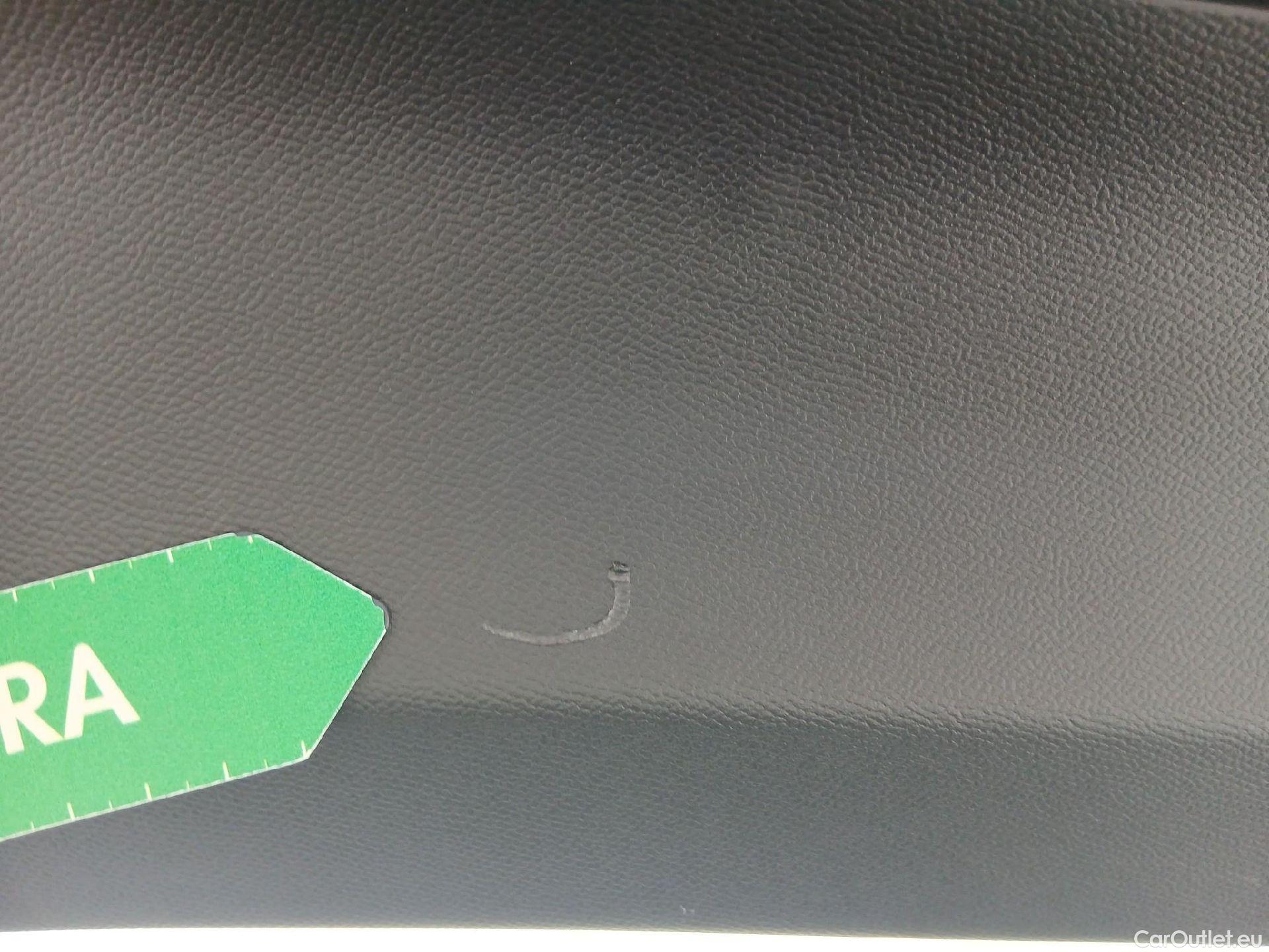  Peugeot  2008 PEUGEOT  / 2019 / 5P / todoterreno Allure Pack Puretech 130 S&S EAT8 (AC) #42