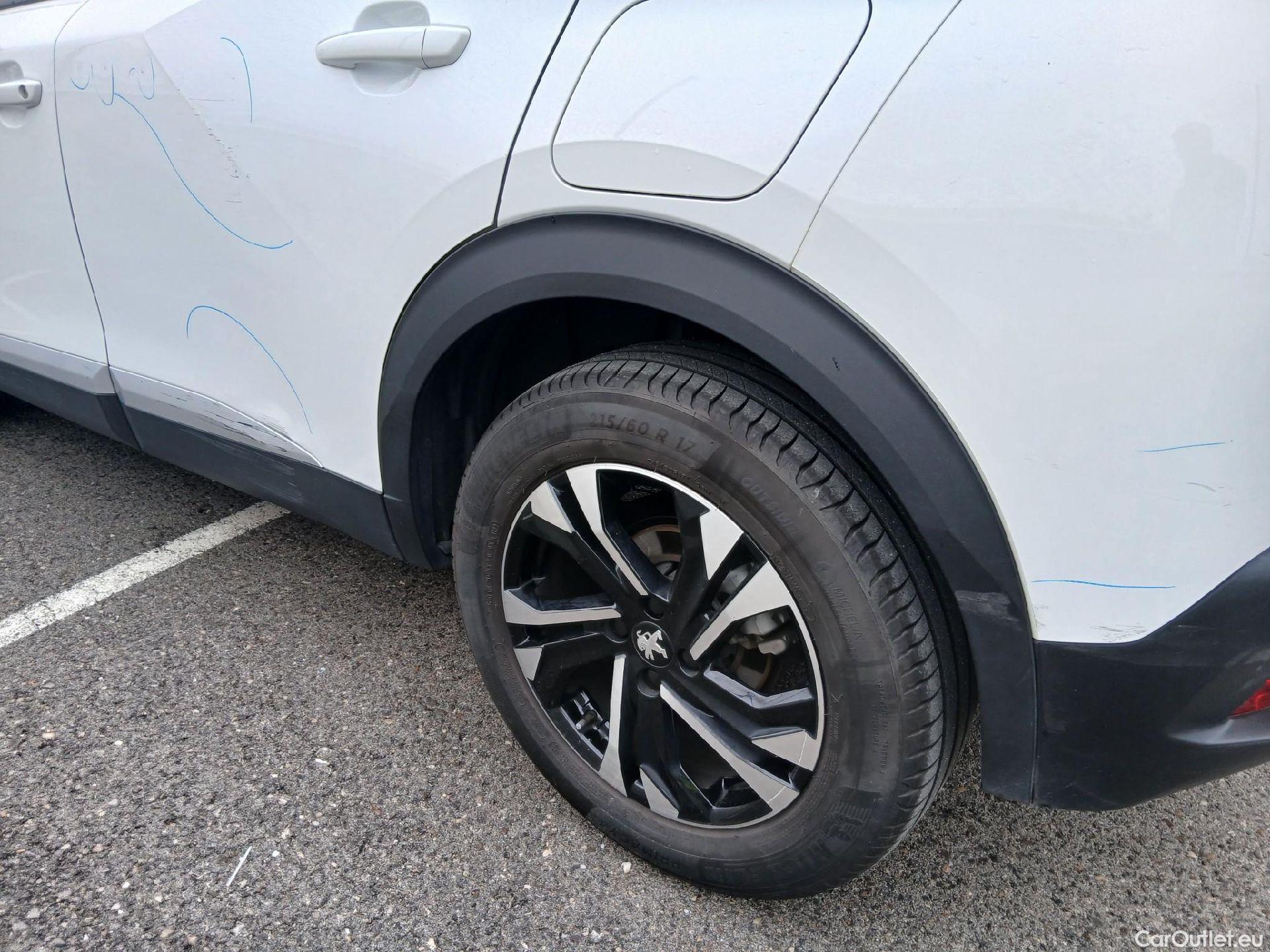  Peugeot  2008 PEUGEOT  / 2019 / 5P / todoterreno Allure Pack Puretech 130 S&S EAT8 (AC) #24