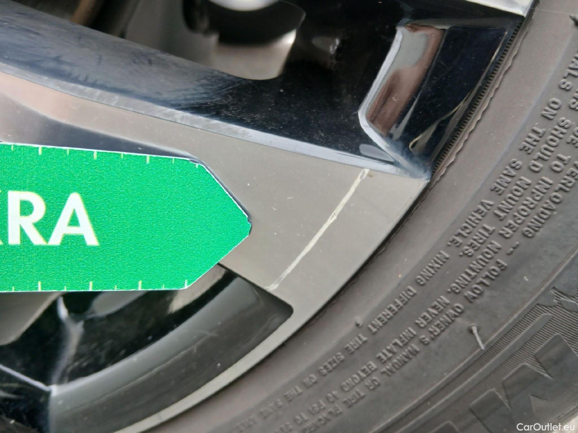  Peugeot  2008 PEUGEOT  / 2019 / 5P / todoterreno Allure Pack Puretech 130 S&S EAT8 (AC) #23