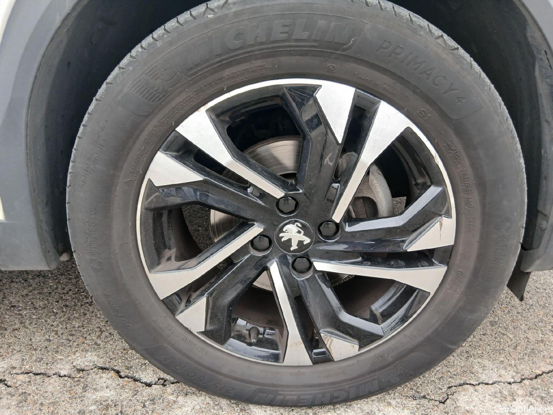  Peugeot  2008 PEUGEOT  / 2019 / 5P / todoterreno Allure Pack Puretech 130 S&S EAT8 (AC) #40