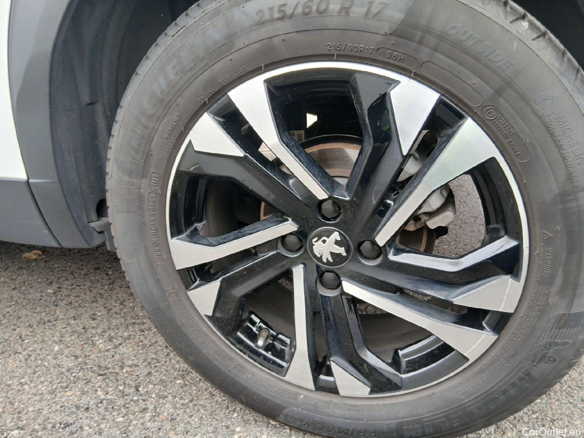  Peugeot  2008 PEUGEOT  / 2019 / 5P / todoterreno Allure Pack Puretech 130 S&S EAT8 (AC) #22