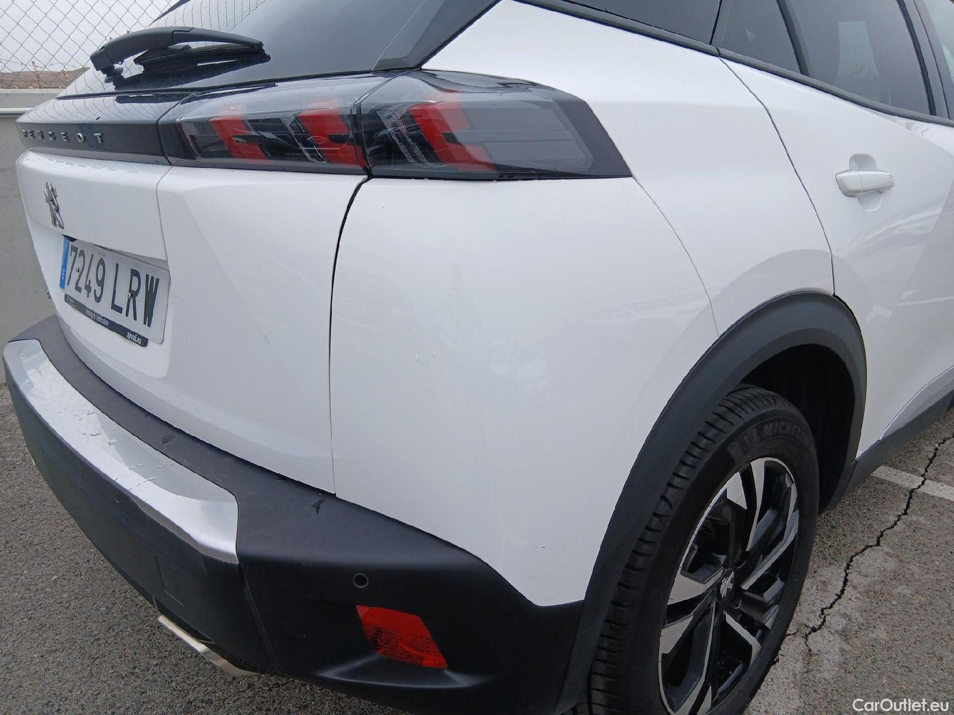  Peugeot  2008 PEUGEOT  / 2019 / 5P / todoterreno Allure Pack Puretech 130 S&S EAT8 (AC) #32