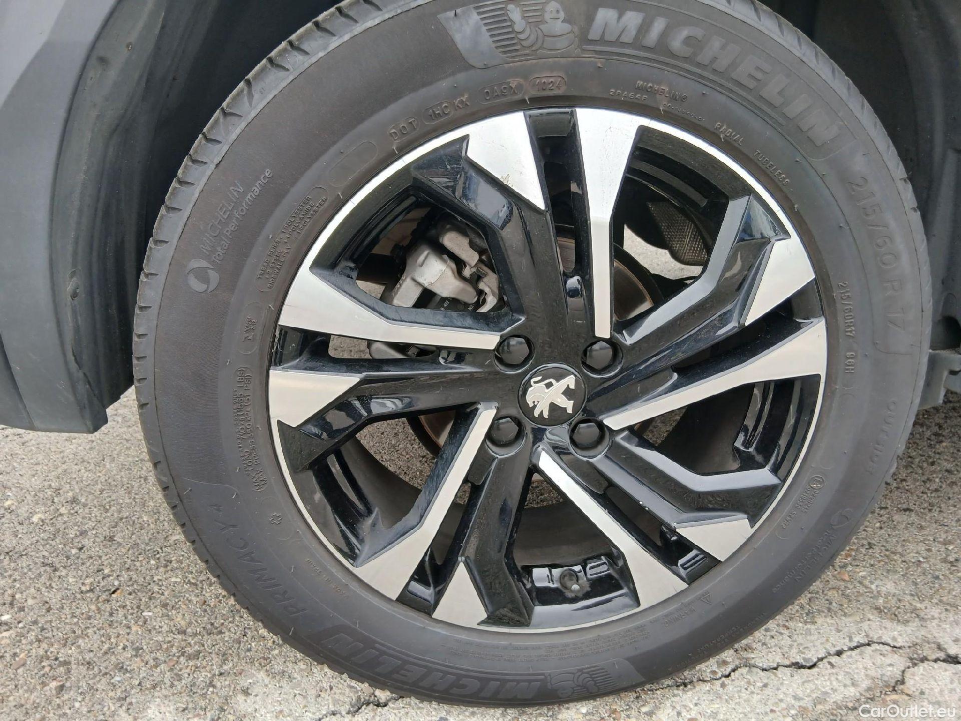  Peugeot  2008 PEUGEOT  / 2019 / 5P / todoterreno Allure Pack Puretech 130 S&S EAT8 (AC) #35