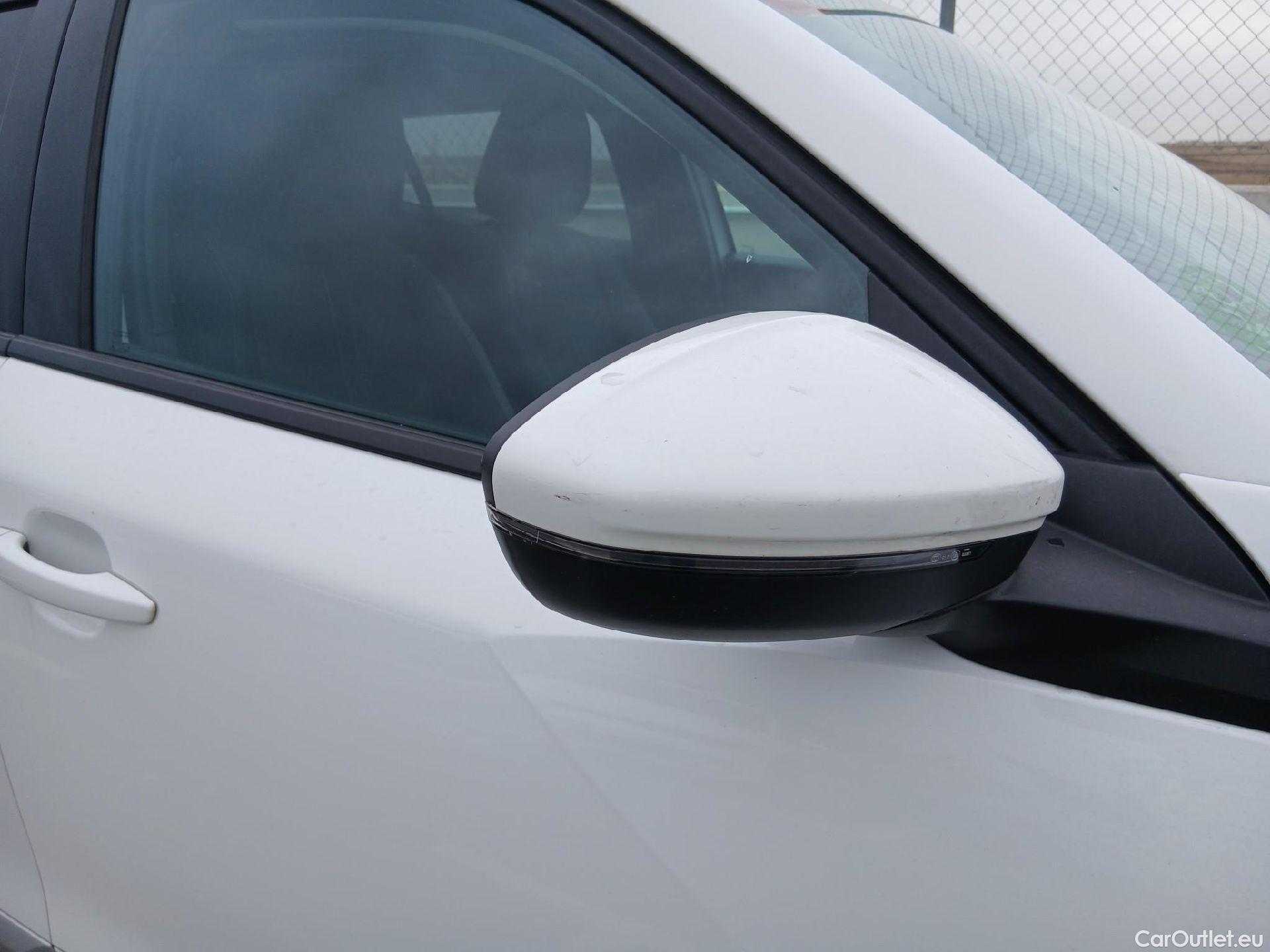  Peugeot  2008 PEUGEOT  / 2019 / 5P / todoterreno Allure Pack Puretech 130 S&S EAT8 (AC) #38