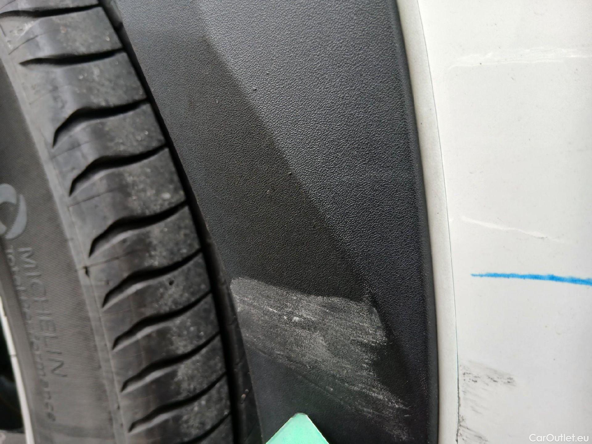  Peugeot  2008 PEUGEOT  / 2019 / 5P / todoterreno Allure Pack Puretech 130 S&S EAT8 (AC) #25