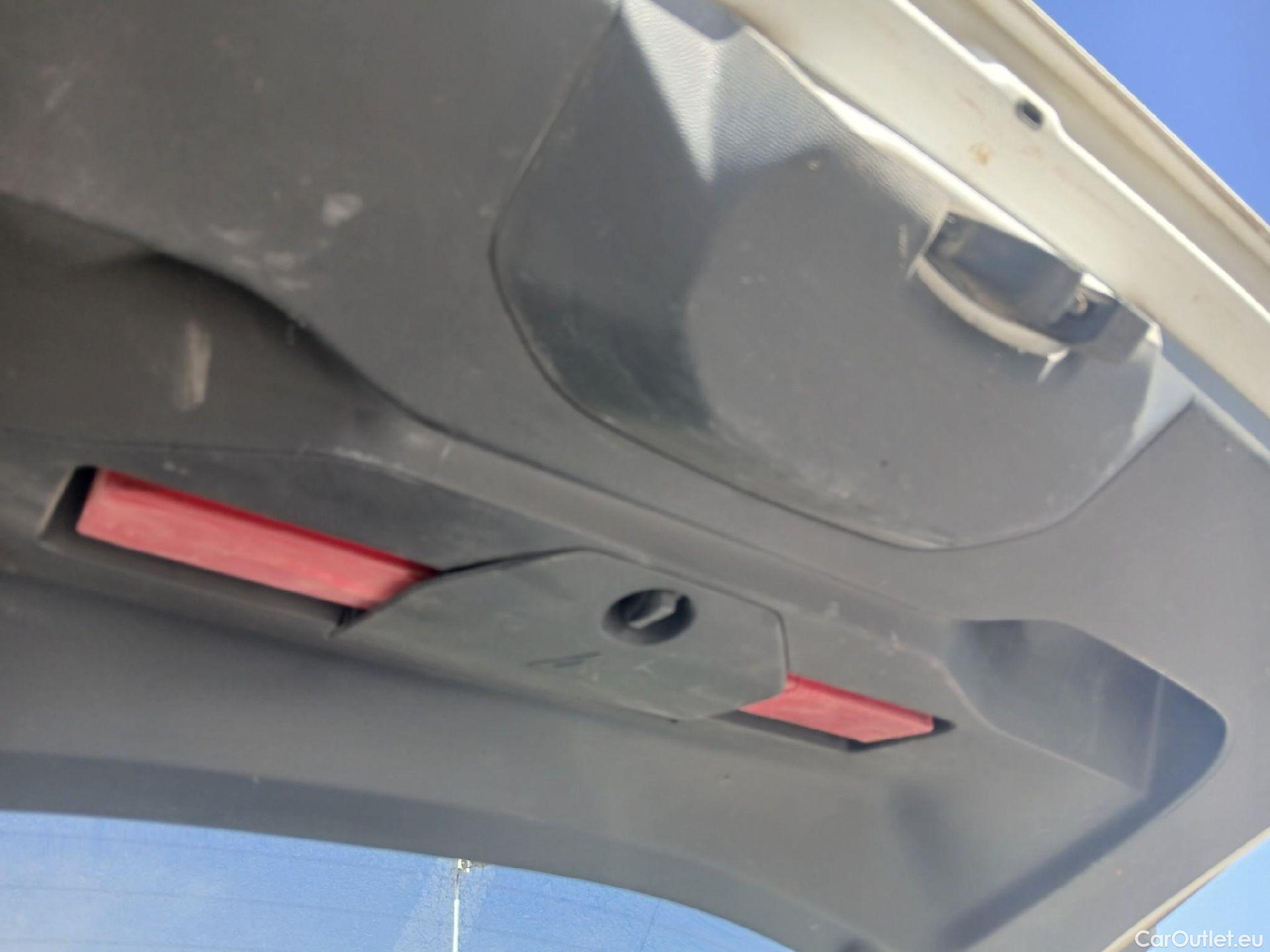  Peugeot  2008 PEUGEOT  / 2019 / 5P / todoterreno Allure Pack BlueHDI 81kW (110CV) (AC) #5