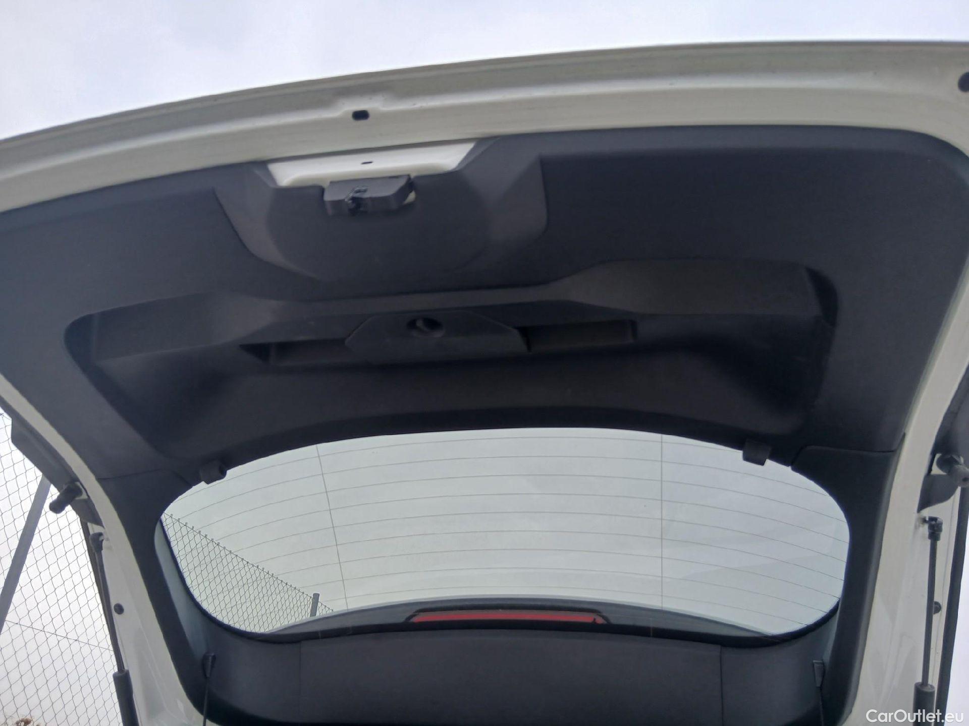  Peugeot  2008 PEUGEOT  / 2019 / 5P / todoterreno Allure Pack Puretech 130 S&S EAT8 (AC) #43