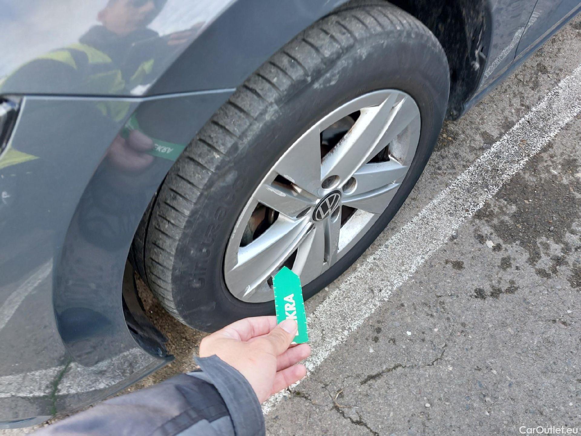  Volkswagen  Golf  VOLKSWAGEN / 2020 / 5P / familiar Life 1.0 eTSI 81kW (110CV) DSG Variant #4