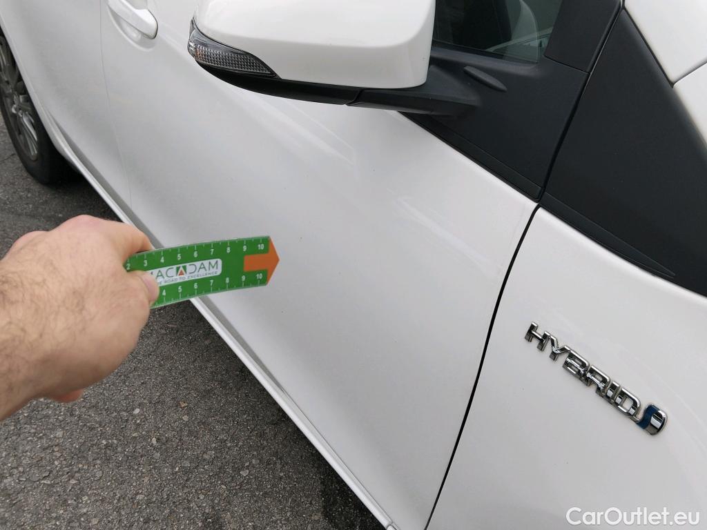  Toyota  Yaris TOYOTA  / 2017 / 5P / berlina con portón 1.5 100H Active #4