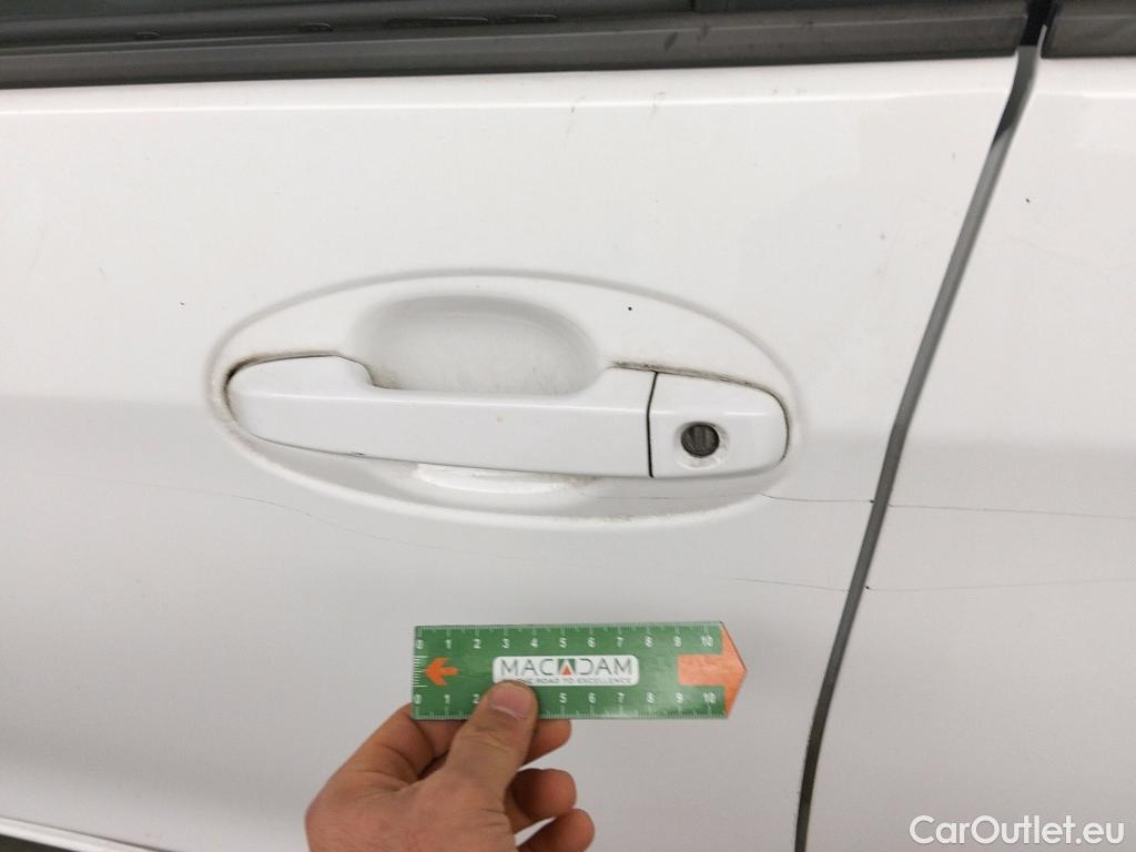  Toyota  Yaris TOYOTA  / 2017 / 5P / berlina con portón 1.5 100H Active #4