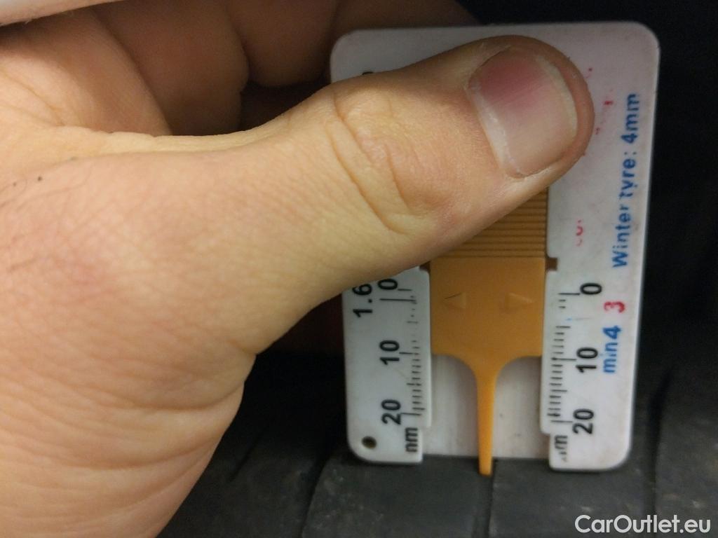  Toyota  Yaris TOYOTA  / 2017 / 5P / berlina con portón 1.5 100H Active #12