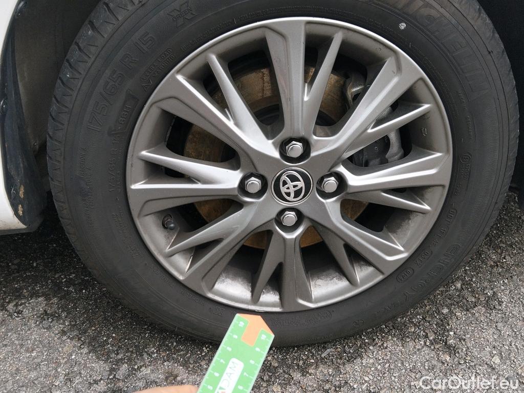  Toyota  Yaris TOYOTA  / 2017 / 5P / berlina con portón 1.5 100H Active #10