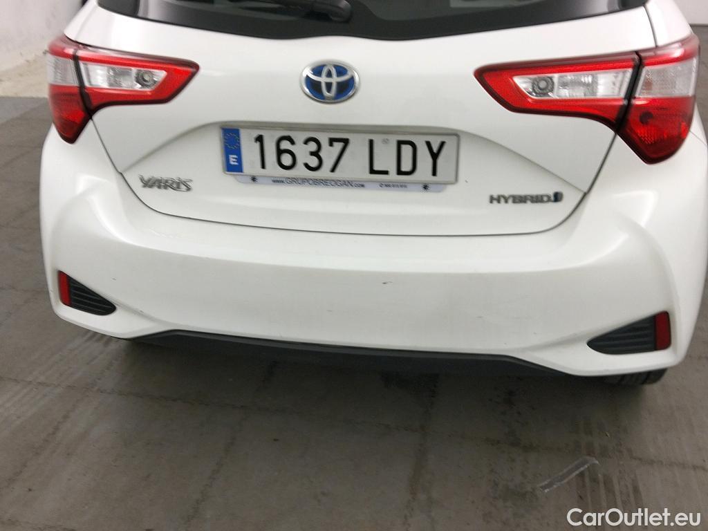  Toyota  Yaris TOYOTA  / 2017 / 5P / berlina con portón 1.5 100H Active #17