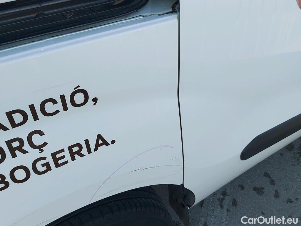  Fiat  Doblo FIAT Doblò Cargo/2015/4P/furgón derivado de turismo Cargo SX 1.3 Mjet 70 kW (95 CV) #18