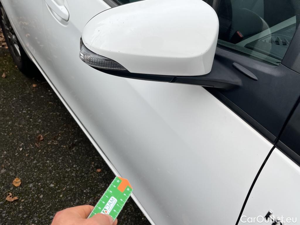  Toyota  Yaris TOYOTA  / 2017 / 5P / berlina con portón 1.5 100H Active #8