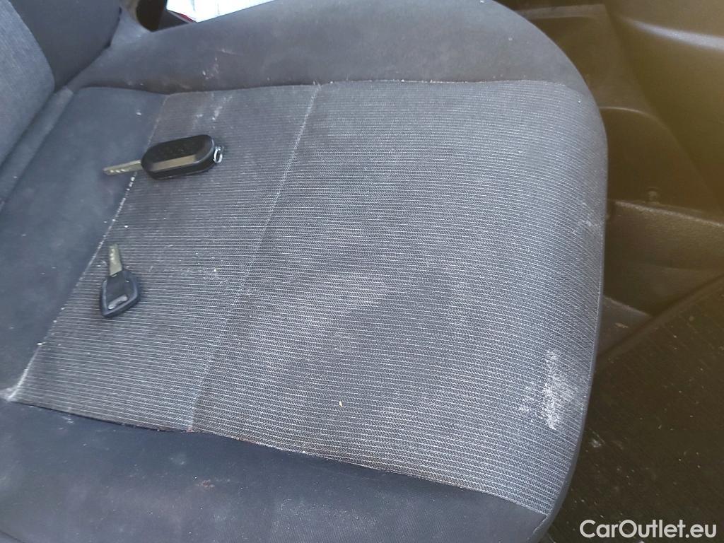  Fiat  Doblo FIAT Doblò Cargo/2015/4P/furgón derivado de turismo Cargo SX 1.3 Mjet 70 kW (95 CV) #29