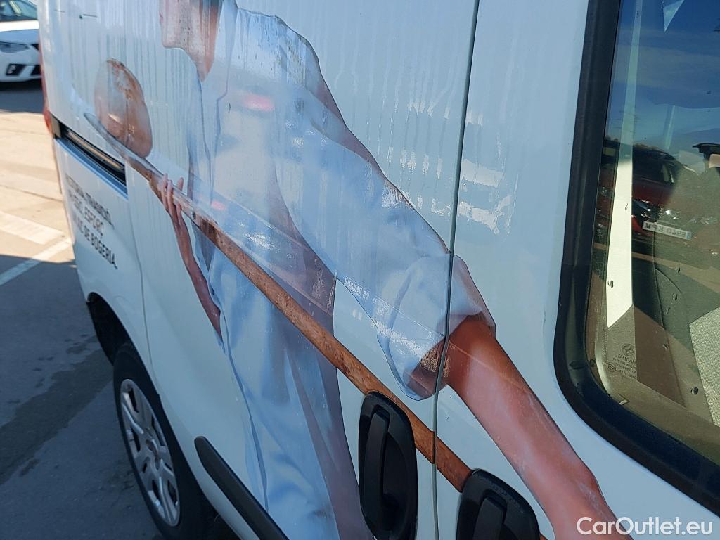  Fiat  Doblo FIAT Doblò Cargo/2015/4P/furgón derivado de turismo Cargo SX 1.3 Mjet 70 kW (95 CV) #24