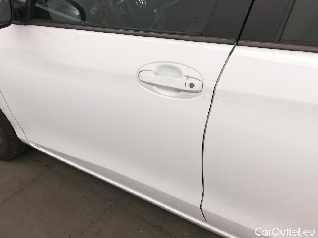  Toyota  Yaris TOYOTA  / 2017 / 5P / berlina con portón 1.5 100H Active #3