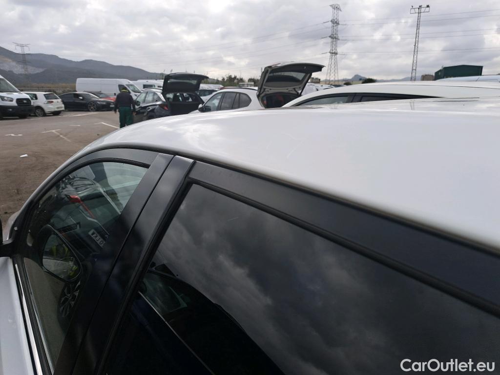  Toyota  Auris TOYOTA  / 2015 / 5P / berlina con portón 1.8 140H Hybrid Feel! Edition #24