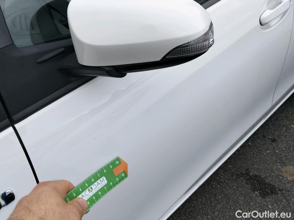  Toyota  Yaris TOYOTA  / 2017 / 5P / berlina con portón 1.5 100H Active #3