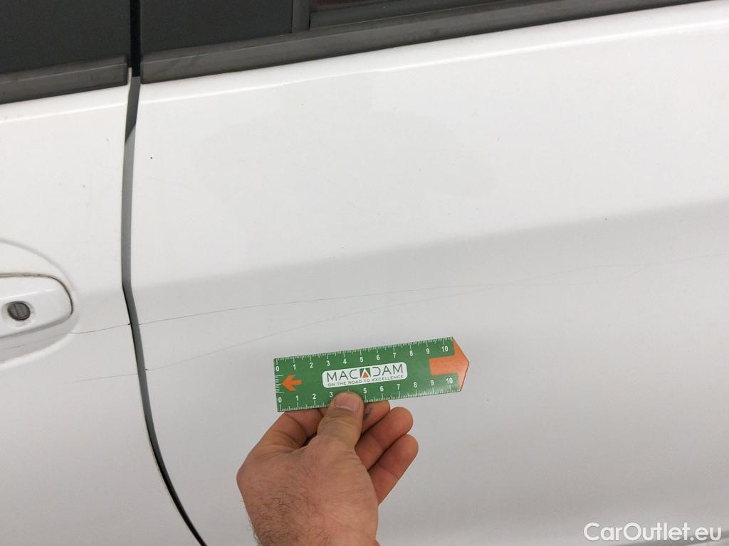  Toyota  Yaris TOYOTA  / 2017 / 5P / berlina con portón 1.5 100H Active #8