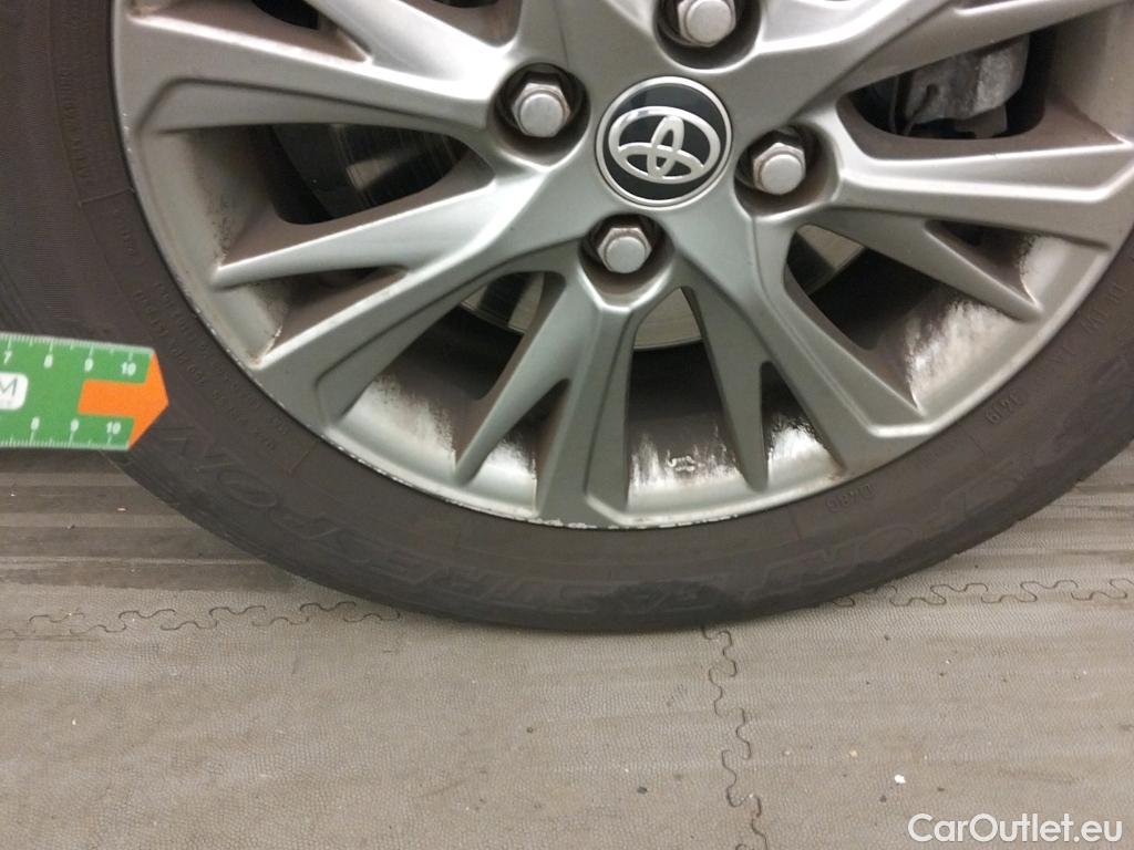  Toyota  Yaris TOYOTA  / 2017 / 5P / berlina con portón 1.5 100H Active #2