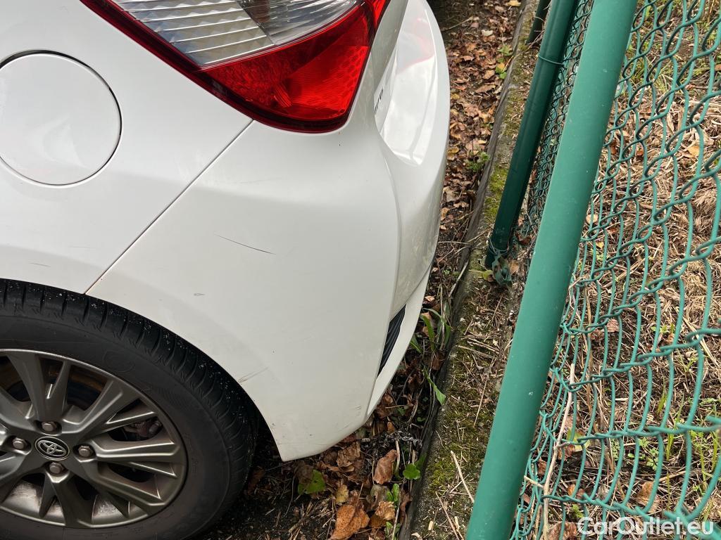  Toyota  Yaris TOYOTA  / 2017 / 5P / berlina con portón 1.5 100H Active #13