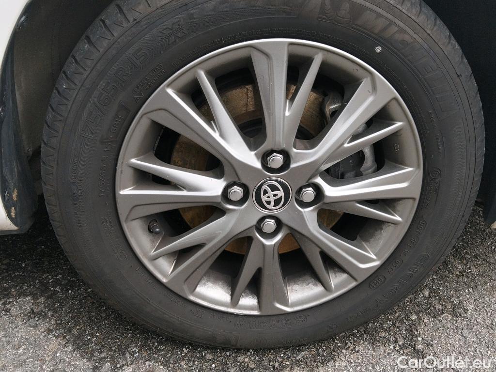  Toyota  Yaris TOYOTA  / 2017 / 5P / berlina con portón 1.5 100H Active #9