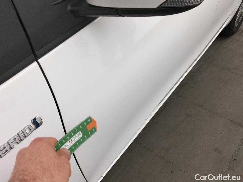  Toyota  Yaris TOYOTA  / 2017 / 5P / berlina con portón 1.5 100H Active #5