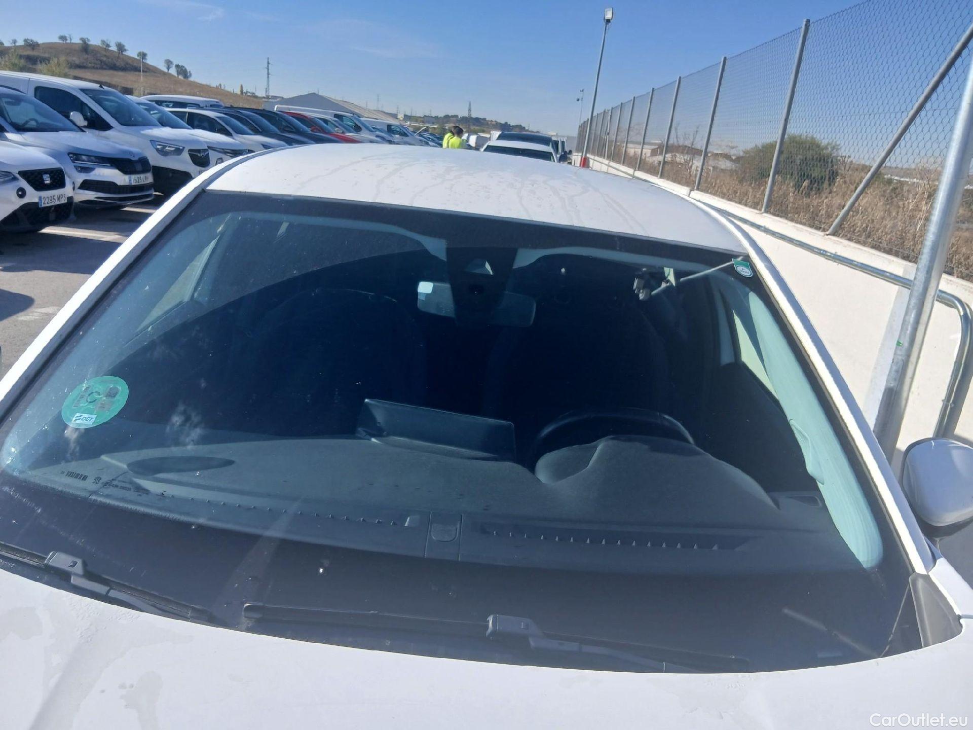  Peugeot  2008 PEUGEOT  / 2019 / 5P / todoterreno Active BlueHDI 81kW (110CV) #13