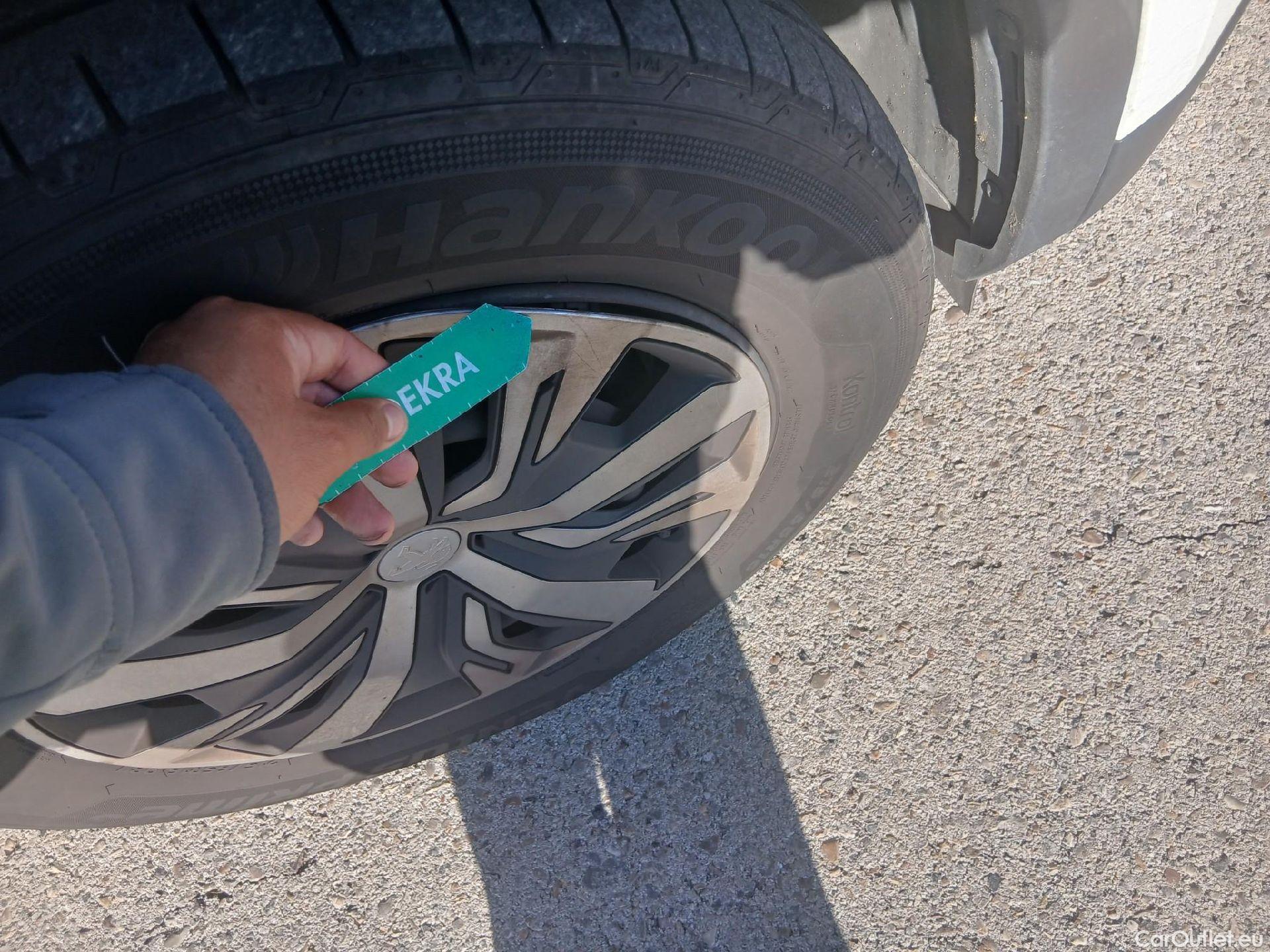  Peugeot  2008 PEUGEOT  / 2019 / 5P / todoterreno Active BlueHDI 81kW (110CV) #19