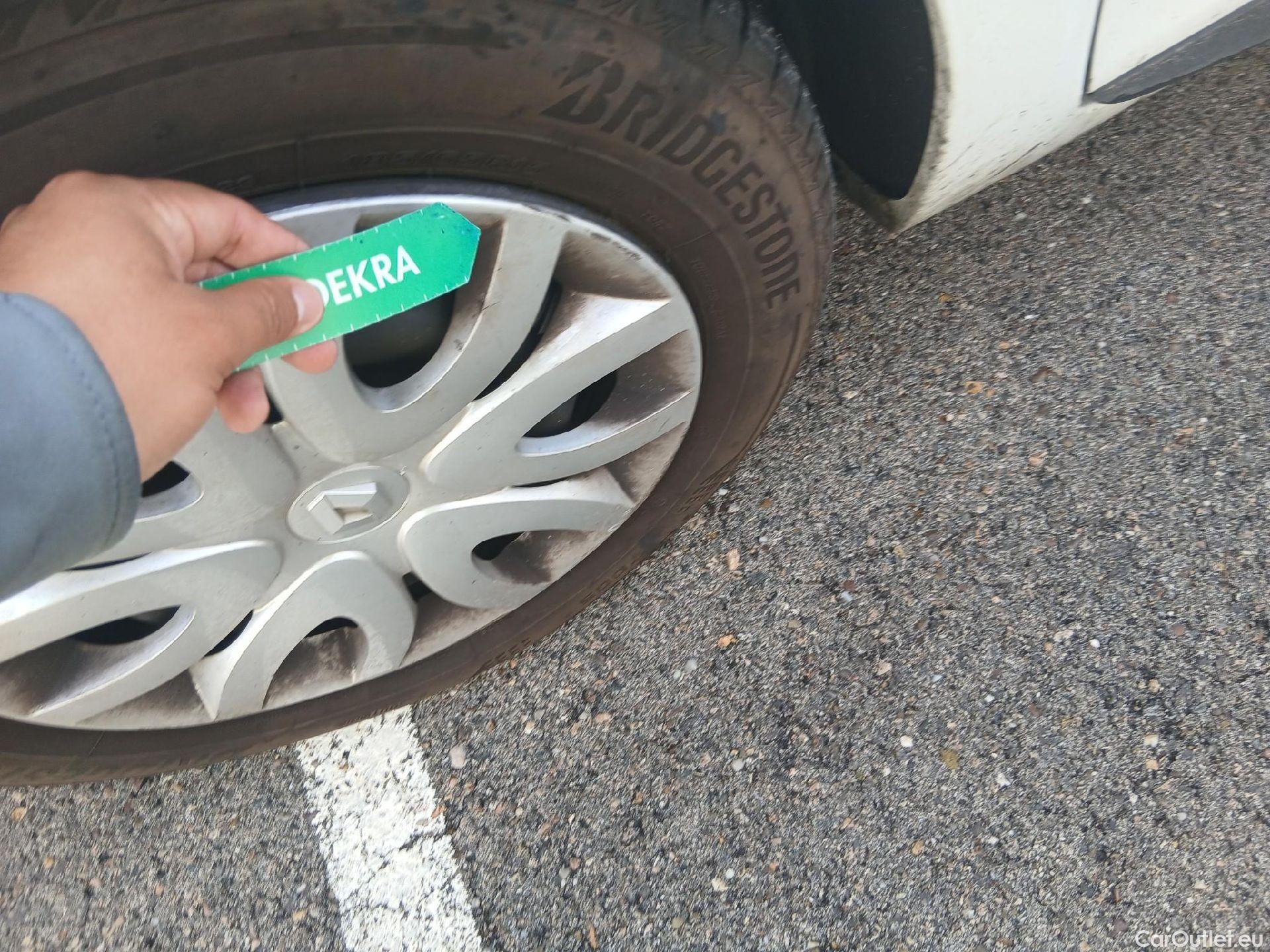  Renault  Clio RENAULT  / 2016 / 5P / berlina con portón Business TCe 66kW (90CV) GLP -18 #17