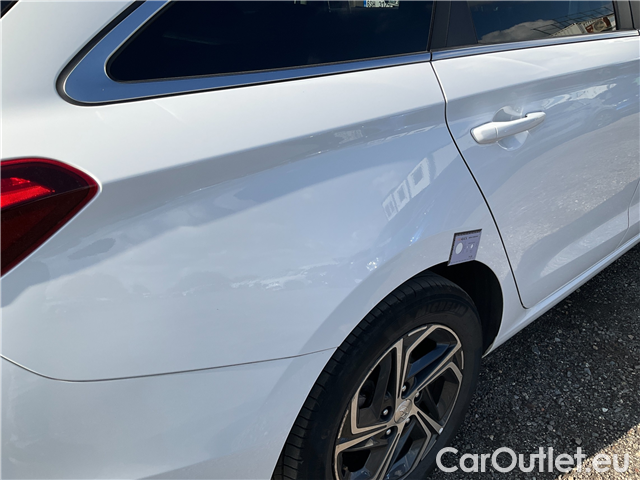  Hyundai  i30  kom.1.5i Family Smart 5d #9