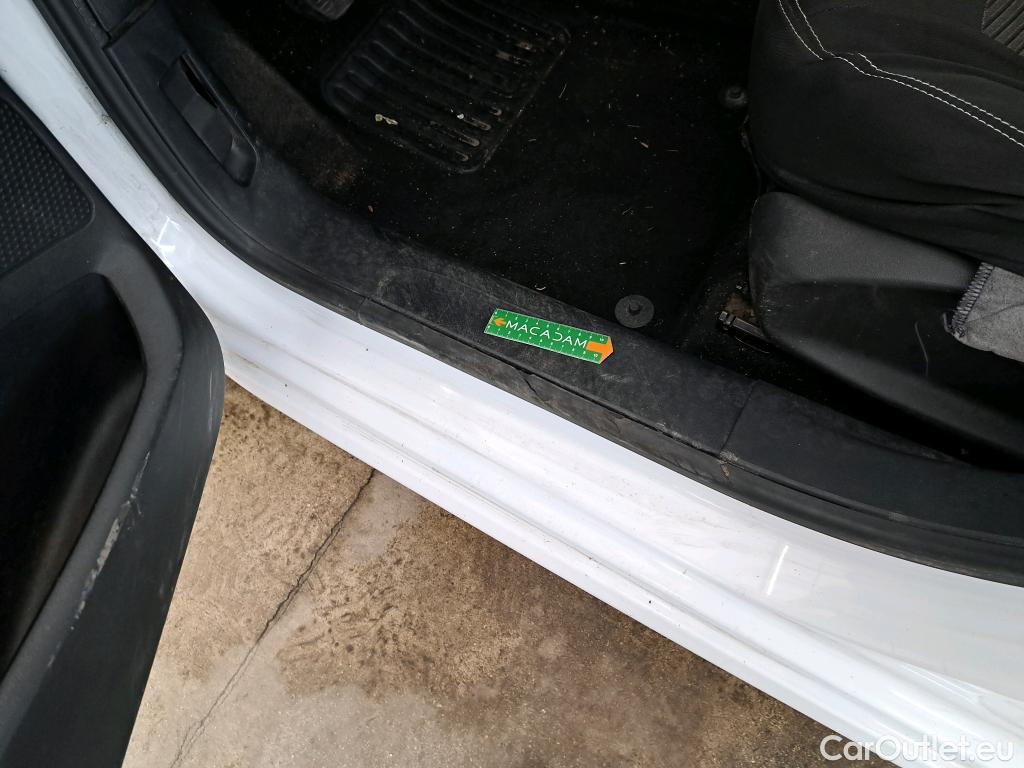  Peugeot  208  Affaire Premium 1.6 HDi 75CV BVM5 E6 #4