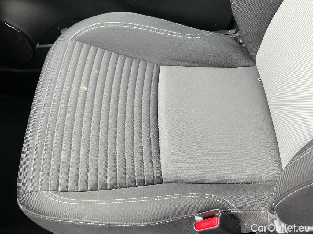  Toyota  Yaris TOYOTA  / 2017 / 5P / berlina con portón 1.5 100H Active #4