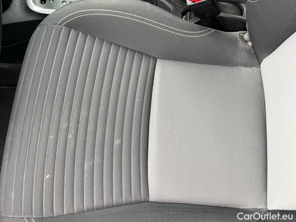  Toyota  Yaris TOYOTA  / 2017 / 5P / berlina con portón 1.5 100H Active #3