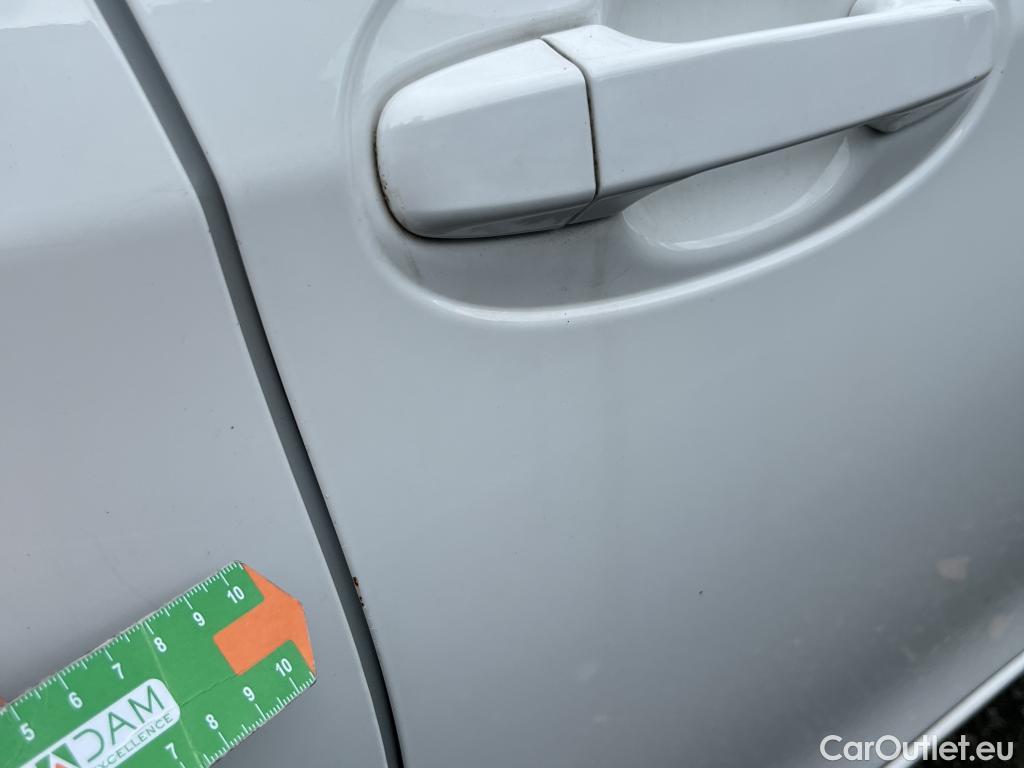  Toyota  Yaris TOYOTA  / 2017 / 5P / berlina con portón 1.5 100H Active #2