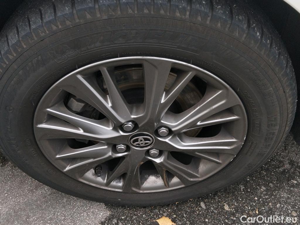  Toyota  Yaris TOYOTA  / 2017 / 5P / berlina con portón 1.5 100H Active #1